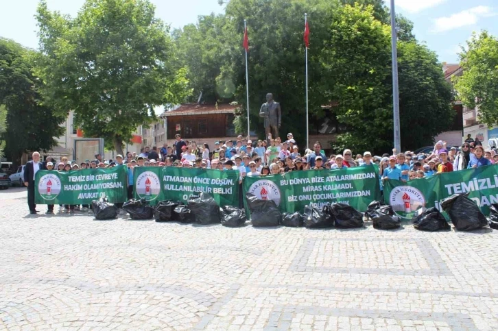 Domaniç’te  ilkokul öğrencilerinin çevre temizliği etkinliği
