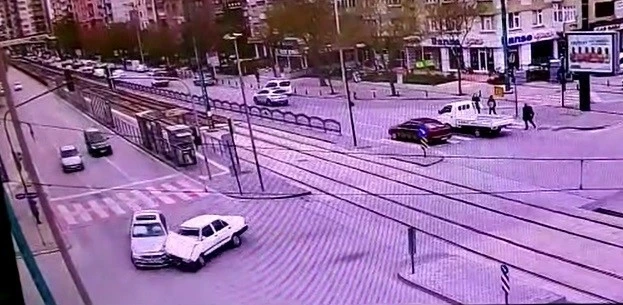 Dönüş yasağı bulunan kavşağa giren otomobilin kaza anı kamerada
