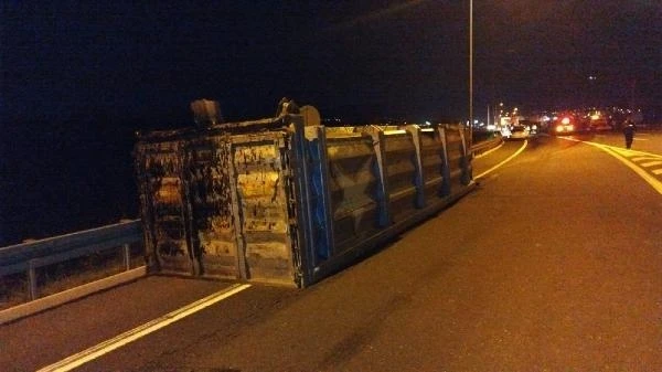 Dorse çekiciden ayrıldı, otoyol 1 saat trafiğe kapatıldı