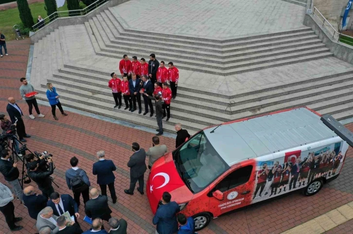 Down Sendromlu Özel Futsal Milli Takımı’na hizmet aracı hediyesi
