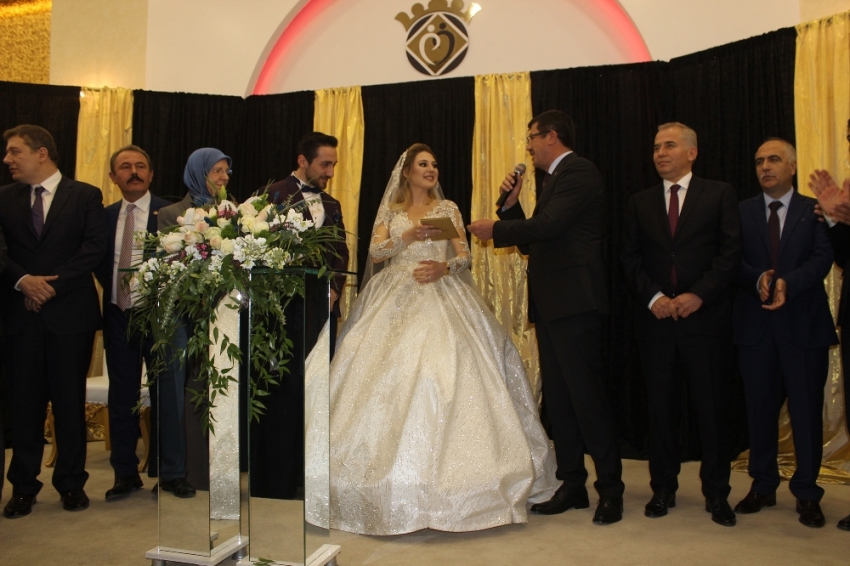 Ekonomi Bakanı Zeybekci nikah şahidi oldu