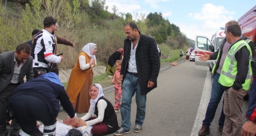 Düğünden dönen aile kaza yaptı