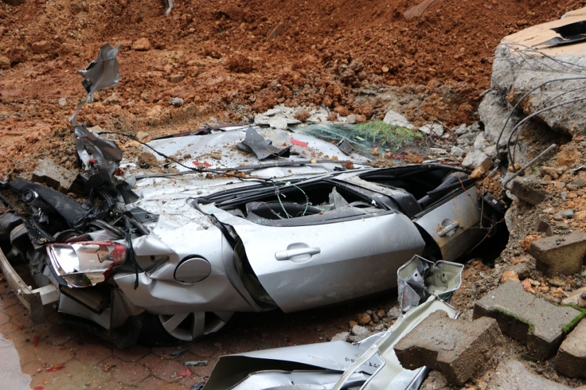 İstinat duvarı çöktü araçlar toprak altında kaldı