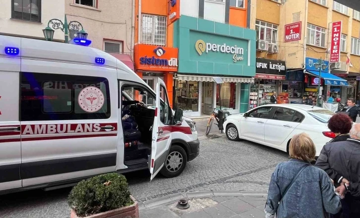 Duba önünde duraklayan araç ambulansın geçişine engel oldu
