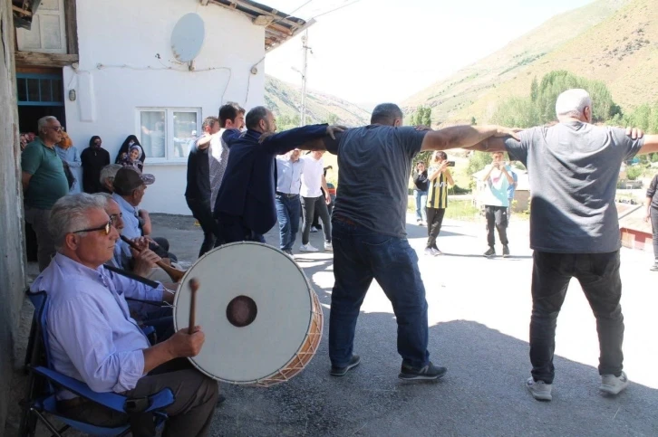 Düğünde hem halay çektiler hem de at binip cirit oynadılar
