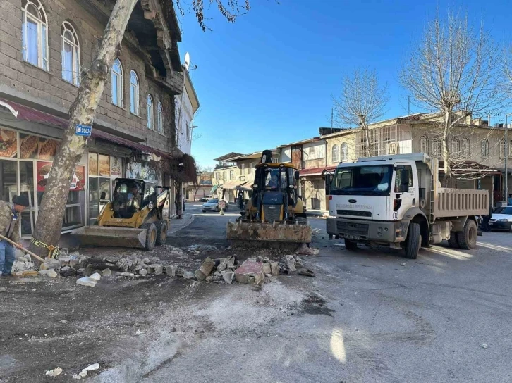 Dulkadiroğlu’nda ara sokaklar molozlardan temizleniyor
