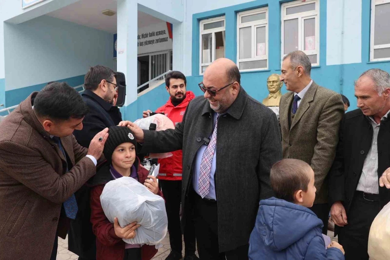 Dulkadiroğlu’ndaki çocuklara kışlık kıyafet yardımı
