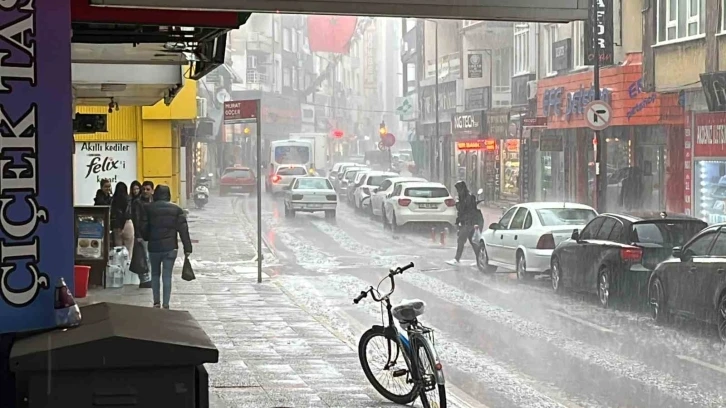 Dün güneşli olan Balıkesir, bugün sağanak yağışa teslim oldu
