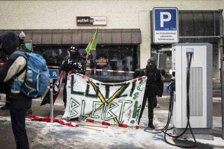 Davos'ta aktivistlerden iklim değişikliği protestosu