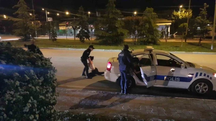 Dur ihtarına uymayan araçtaki kızlar polise zor anlar yaşattı
