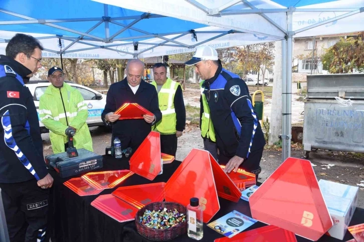 Dursunbey’de traktör sahiplerine reflektör dağıtıldı
