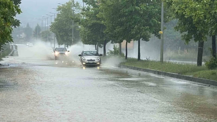 Düzce Akçakoca yolu sular altında kaldı
