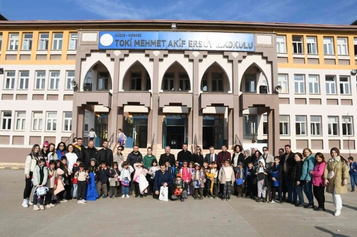 Düzce Belediyesi depremin izlerini silmek için sahada