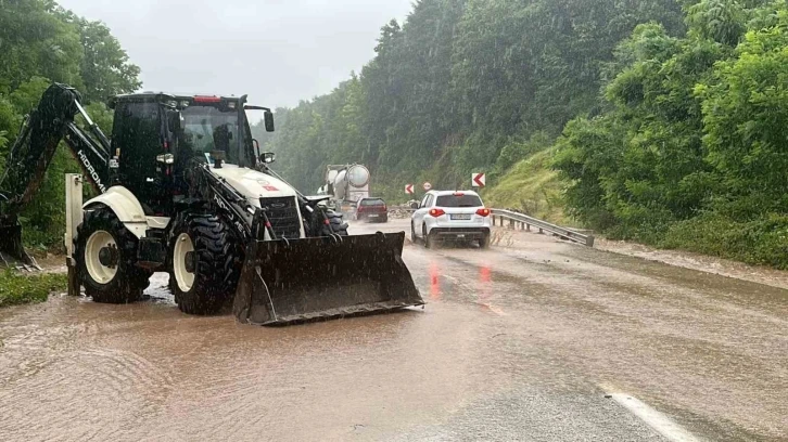 Düzce’de aşırı yağışlar Yığılca yolunu kısmen trafiğe kapattı
