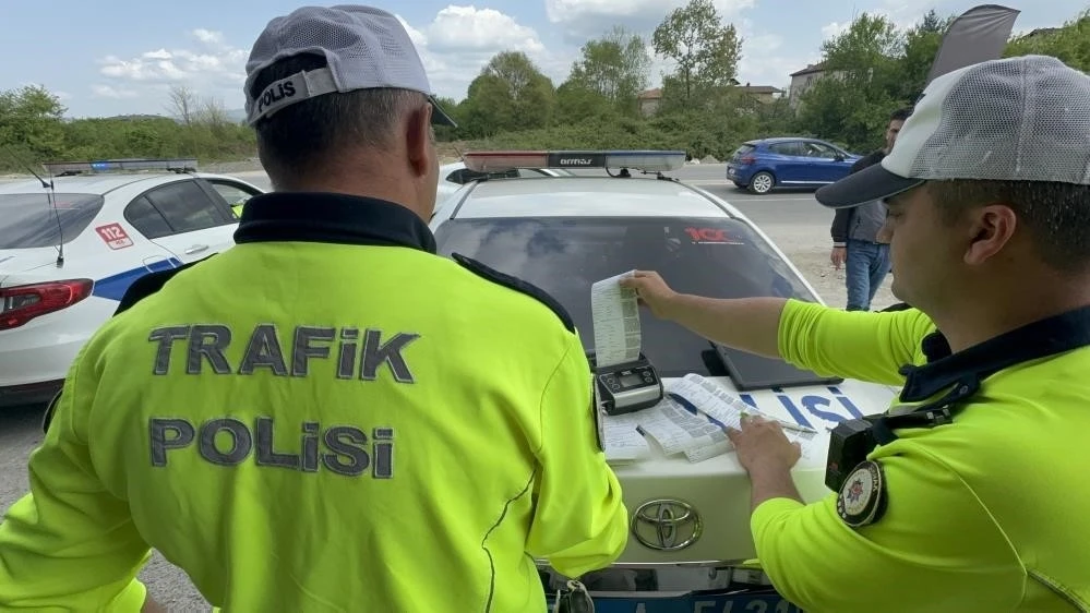 Düzce’de denetimlerde 4 bin 895 araç trafikten men edildi
