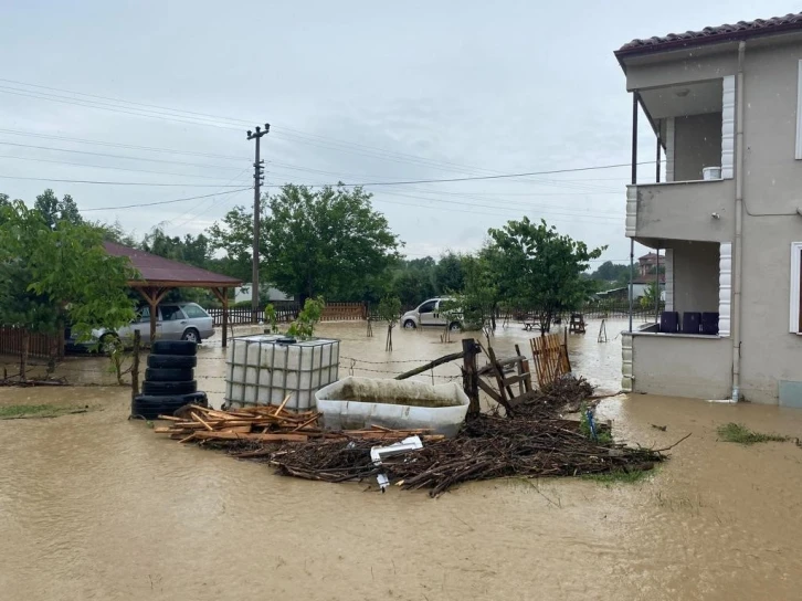 Düzce’de şiddetli yağmur 4 ilçede su taşkınlarına sebep oldu
