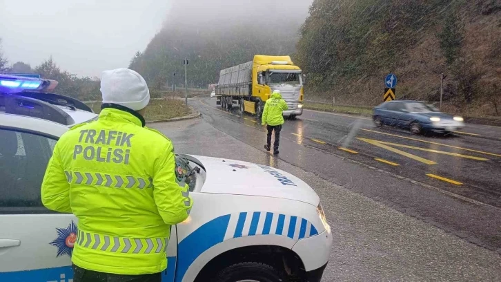 Düzce’de trafik ekiplerinin kar mesaisi başladı
