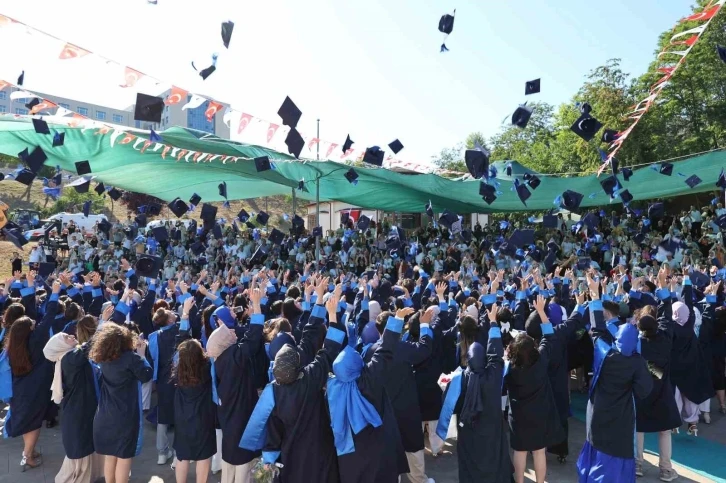 Düzce Üniversitesi’nde mezuniyet coşkusu
