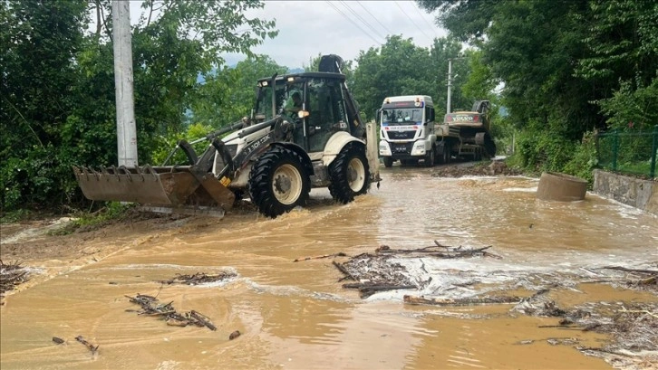 Düzce'de sağanak sonrası dere taştı, köy yolu kapandı