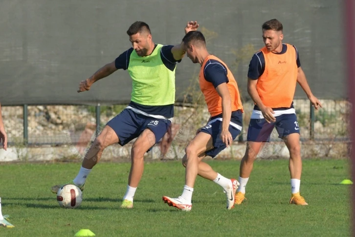 Düzcespor top kapma çalıştı
