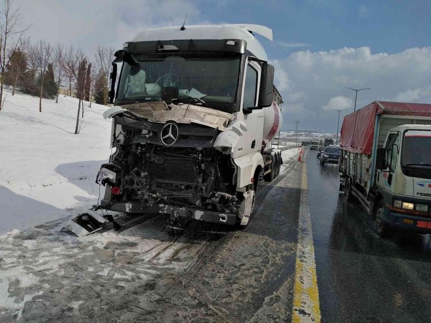 Tem otoyolunda zincirleme kaza: 5 araç birbirine girdi