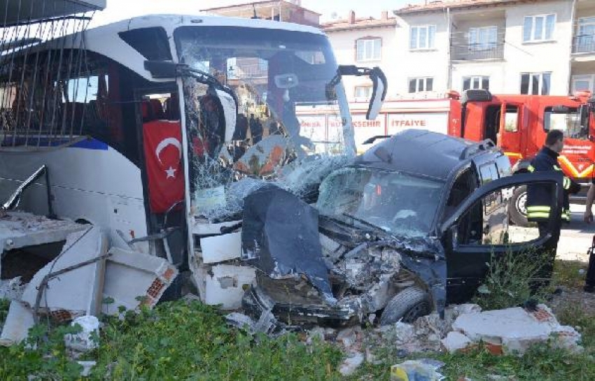 Servis otobüsü hafif ticari araca çarptı: 1 ölü, 1 yaralı