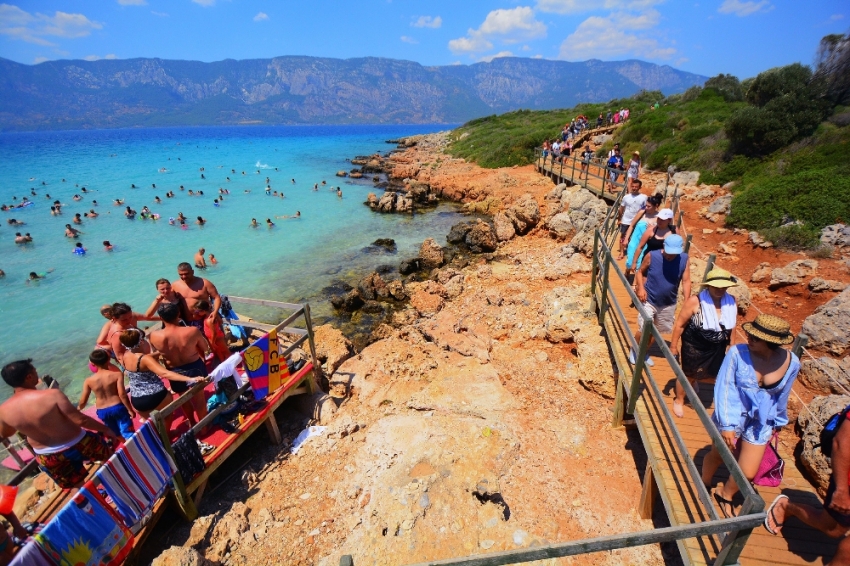 Turistler teknelerle oraya akın etti