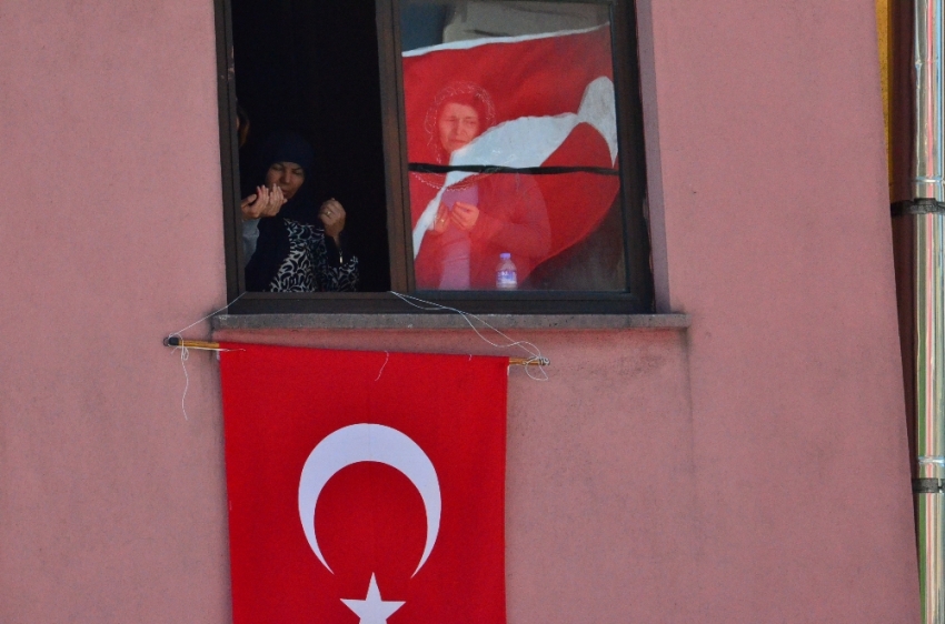 Zonguldak şehidine ağlıyor