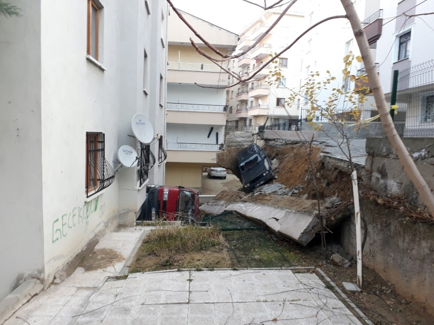 Ankara’da 2 araç göçük altında kaldı