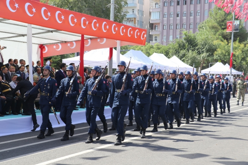 Mehmetçik Diyarbakır sokaklarını inletti