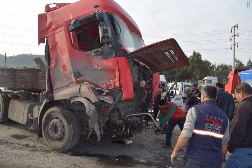 İzmir’de yük treni tıra çarptı