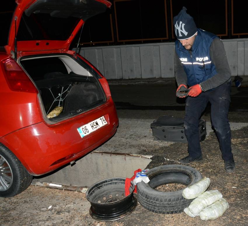 Stepne lastiğinden uyuşturucu çıktı