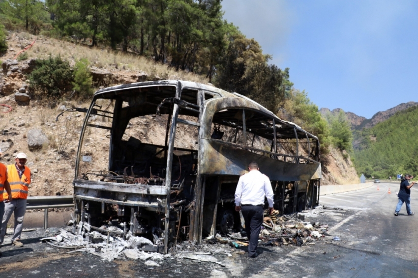 Önce otobüs ardından orman yandı