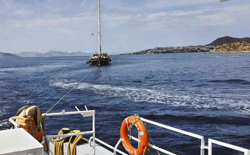 Kos açıklarında sürüklenen tekne Bodrum’a çekildi