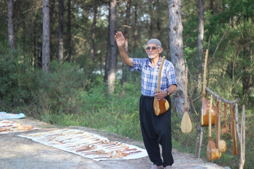 Yarım asırdır ahşabı sanata dönüştürüyor