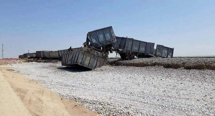 Yük treni raydan çıktı