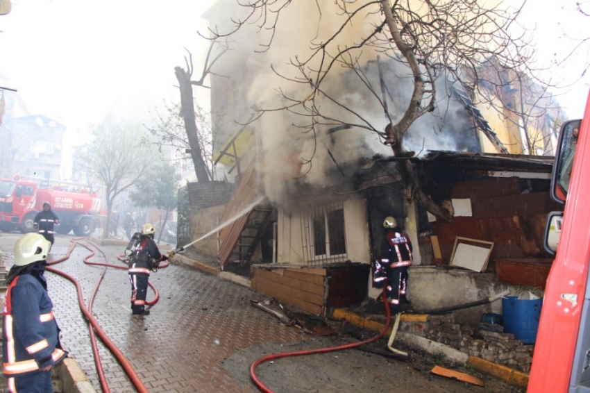 İstanbul’da üç katlı bina alev alev yandı