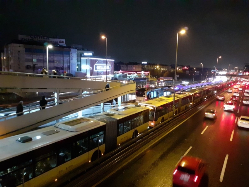 Metrobüs arıza yaptı, uzun kuyruklar oluştu