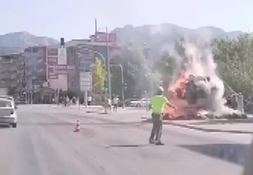 Saman yüklü kamyonet alev topuna döndü