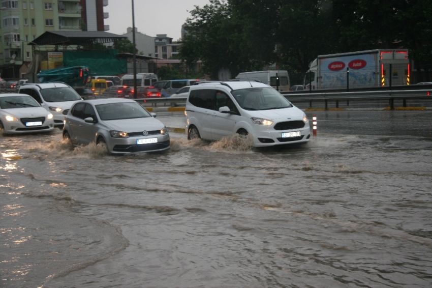 Ev ve caddeleri su bastı