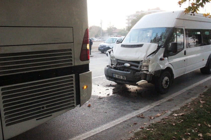 İşçi taşıyan servisler çarpıştı: 8 yaralı