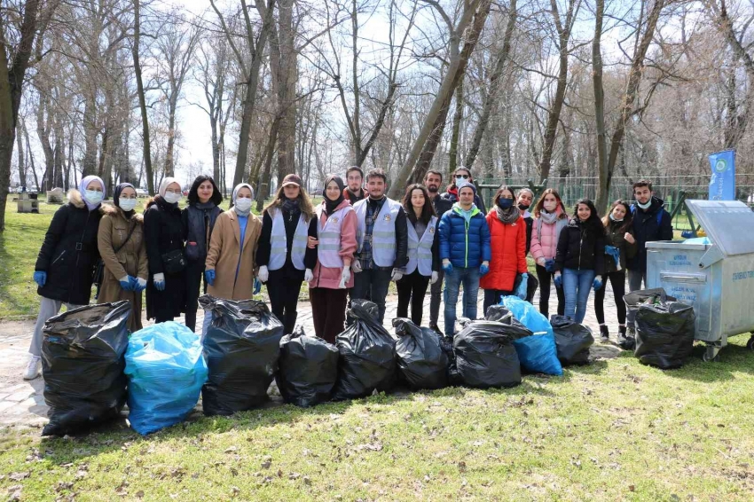 Soğuk havaya aldırış etmeden çevre temizliği için kolları sıvadılar