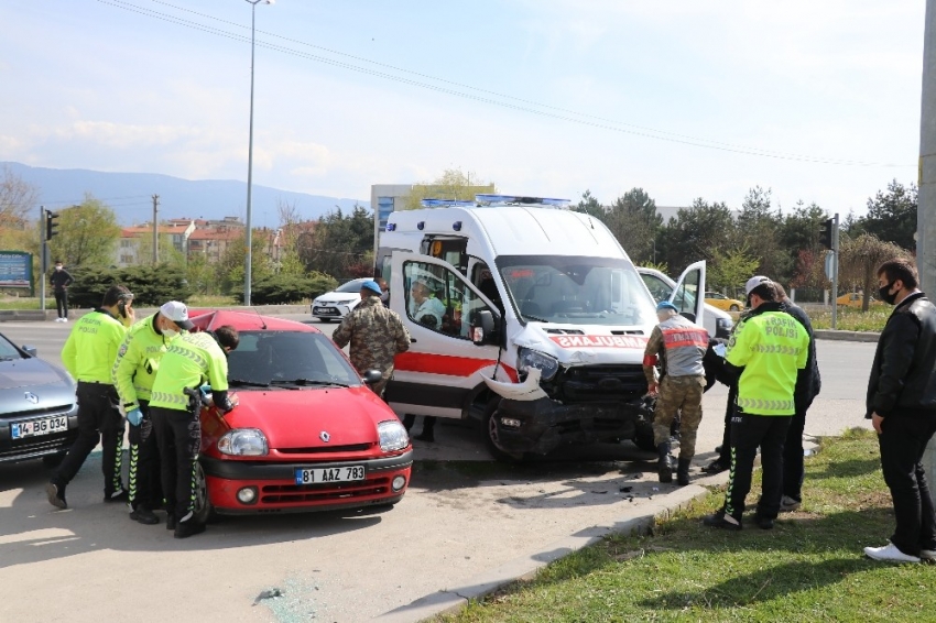 Askeri ambulans otomobille çarpıştı: 5 yaralı