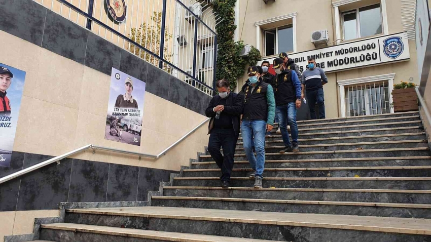 Kendilerini polis olarak tanıttılar