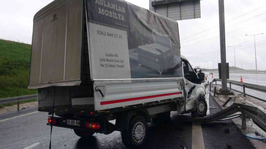 Ayağı direksiyona sıkışan sürücüyü itfaiye ekipleri camı kırarak kurtardı