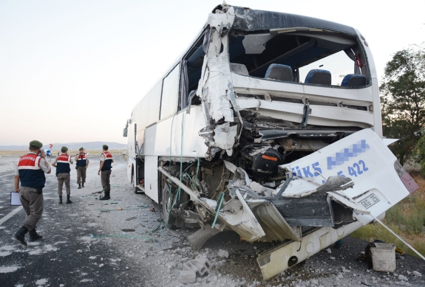 TIR otobüse arkadan çarptı: 8 yaralı