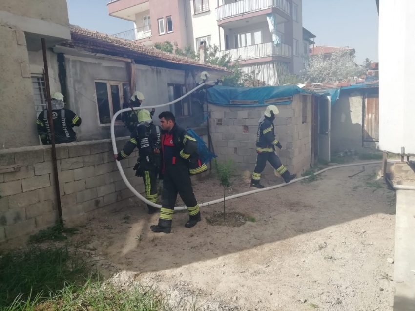 Alevlerin arasına giren ekipler tavukları kurtardı