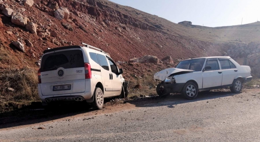 Siirt’te iki araç kafa kafaya çarpıştı: 5 yaralı