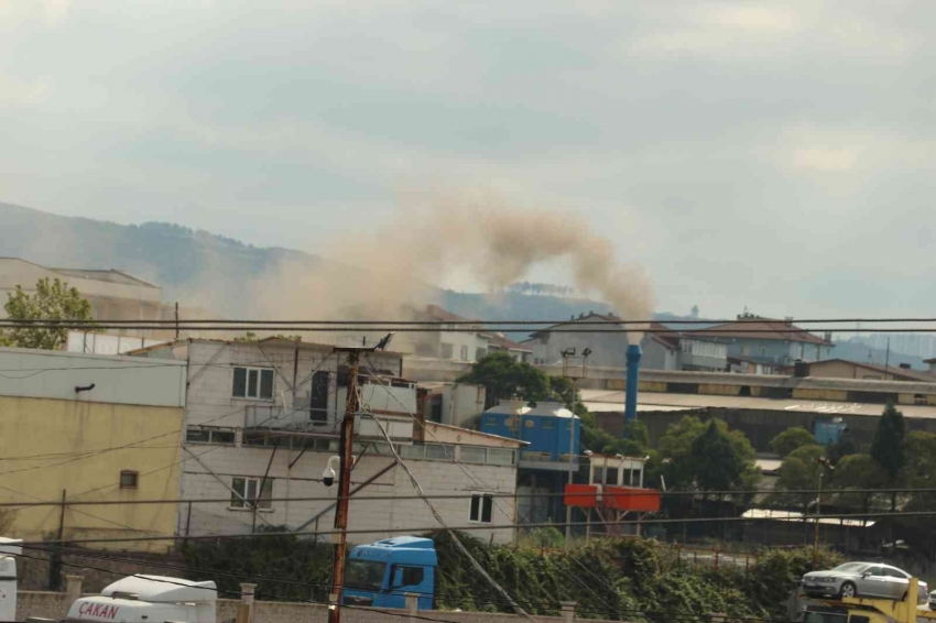 Fabrika bacasından dumanlar yükseldi, tedirgin olan vatandaşlar isyan etti