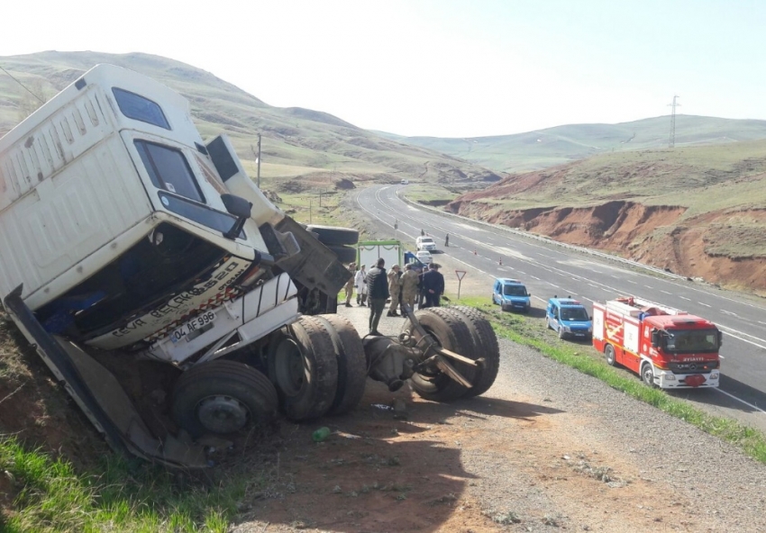 Kaçak göçmenleri taşıyan kamyon devrildi: 1 ölü, 64 yaralı